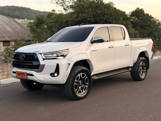 TOYOTA HILUX 2.8 D-4D TURBO DIESEL CD SRX PLUS 4X4 AUTOMÁTICO